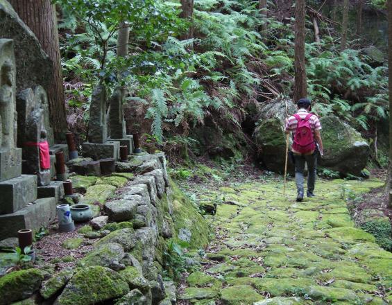 Integración de la mayordomía religiosa y tradicional en la gestión del Patrimonio Mundial de los Sitios Sagrados y Rutas de Peregrinación en las Montañas Kii, Japón Integración de la mayordomía religiosa y tradicional en la gestión del Patrimonio Mundial de los Sitios Sagrados y Rutas de Peregrinación en las Montañas Kii, Japón