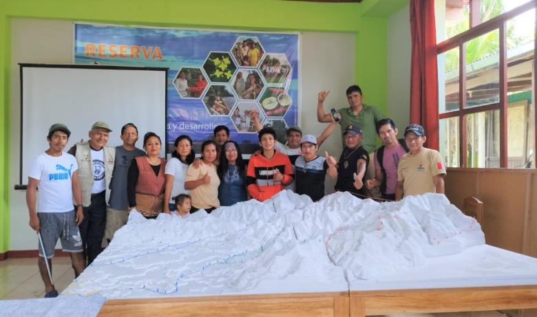 Mapeo tridimensional para construir acuerdos territoriales: la experiencia de AMARCY el administrador indígena de la Reserva Comunal Yanesha Mapeo tridimensional para construir acuerdos territoriales: la experiencia de AMARCY el administrador indígena de la Reserva Comunal Yanesha